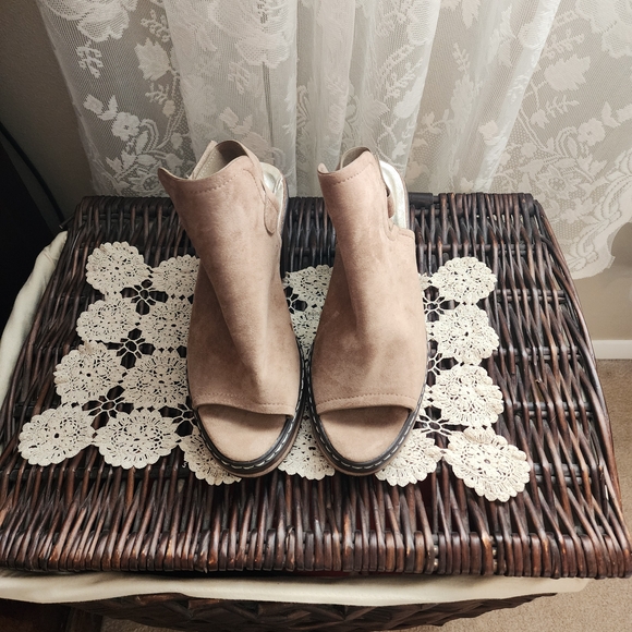 Pierre Dumas Tan Open-Toe Sandals - Picture 1 of 9